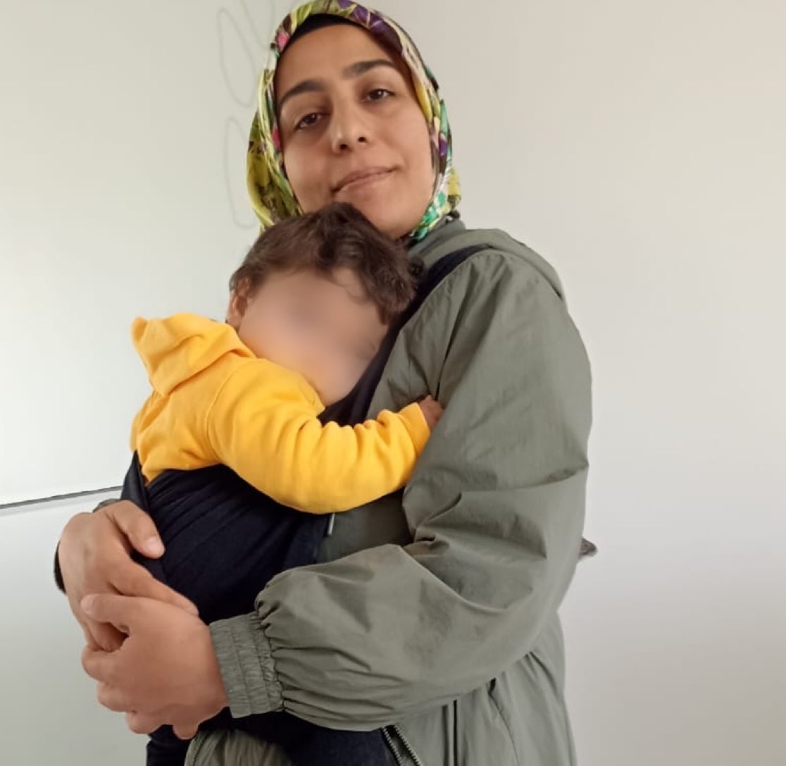 14aylık ve 9 y. iki çocuk annesi bir öğretmen.
"Ben bir öğretmenim ve anneyim. İllegal bir şeye tanık olsaydım kendim şikayetçi olurdum. Çalıştığım süre boyunca da böylesi bir şeye şahit olmadım. Pişik kremi bile olmayan ortama çocuğumu nasıl alabilirim"

FerahOktan KanserHastası