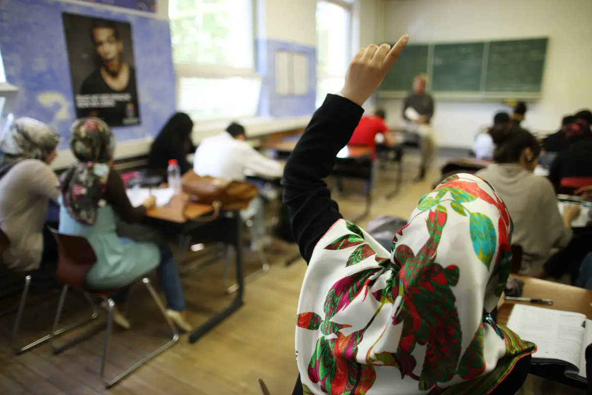 e_munich's tweet image. Fast ein Drittel aller Schüler in Buntland weist mittlerweile eine nicht EU-Einwanderungsgeschichte auf. 
🕌🧕
Doch ihr Bildungserfolg bleibt hinter dem deutscher Staatsangehöriger zurück. Mittlerweile 11 Jahre politisch vorangetriebener, arab.-afrik. Massenmigration hinterlässt…