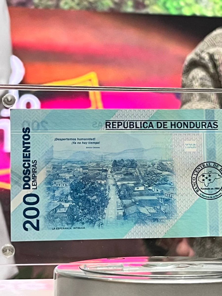 COPINHHONDURAS's tweet photo. 📌#BertaCáceres vive en el billete y en la lucha de Río Blanco.

👉🏾Por primera vez, el rostro de una mujer indígena y defensora de la vida y el terrirotio aparece en el billete de 200 lempiras. https://t.co/wbwEFhwrrf