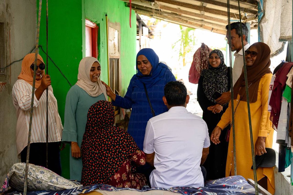 HajjaUaan's tweet photo. ކުރިއަށް އޮތް ލޯކަލް ކައުންސިލް އިންތިޚާބުގައި އެމްޑީޕީގެ ފަރާތުން ފުވައްމުލައް ސިޓީ ކައުންސިލަށް ވާދަ ކުރާ ކެންޑިޑޭޓުންނާ އެކު ހޯދަޑު ދާއިރާ އާއި، މާލެގަން ދާއިރާގައި ކުރީގެ ނައިބު ރައީސް ⁦@FaisalNasym⁩ ދޮރުން ދޮރަށް.

⁦#VoteMdp⁩ ✅ https://t.co/CLl7VNuRSv