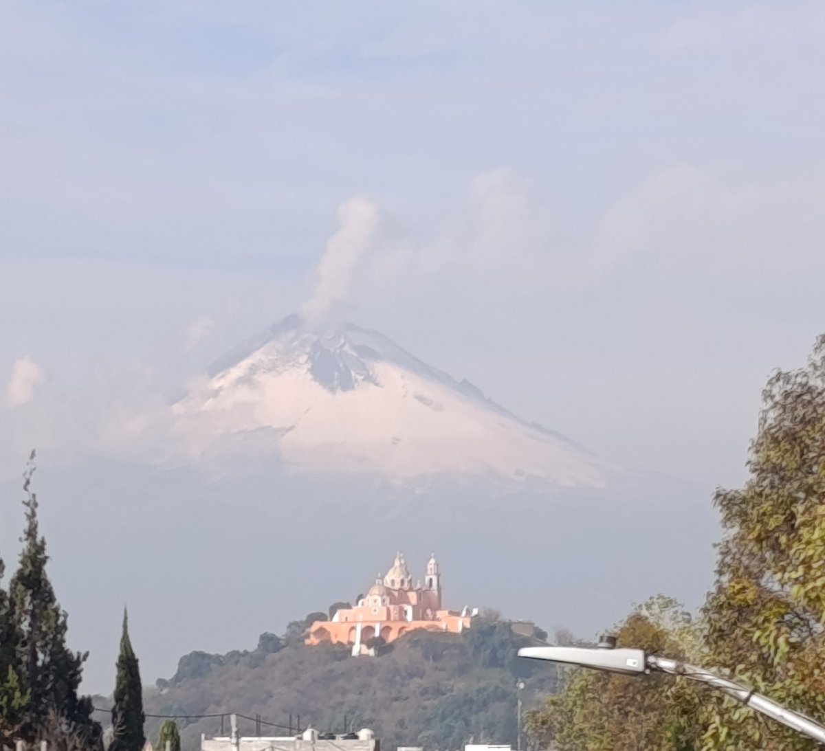 agustingc2012's tweet image. Desde la recta de Cholula, luce majestuoso el #Popocatepetl