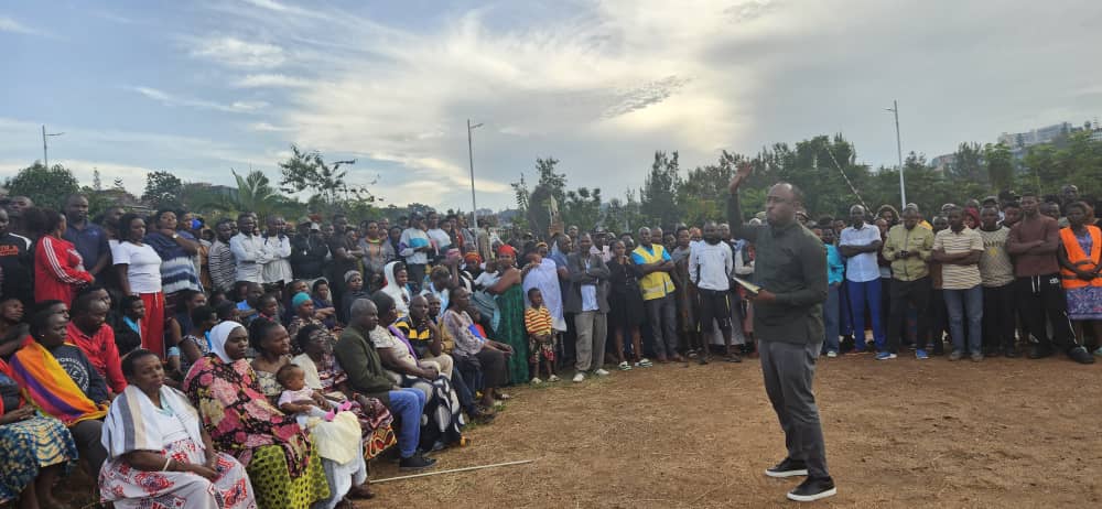 RemeraSect38834's tweet photo. Remera - Nyabisundu

None 20/01/2026 Mu Murenge wa Remera Akagali ka Nyabisindu habaye Inteko Rusange Yabaturaga haganiriwe

Ingingo zaganiriweho: 
1️⃣ Umutekano 
2️⃣ Isuku 
3️⃣ Kurwanya utubari tutujuje ibisabwa
4️⃣ Indangamuntu ikorana buhanga 
5️⃣ Gukunda umurimo

@Gasabo_District https://t.co/hqNq0T7sEM
