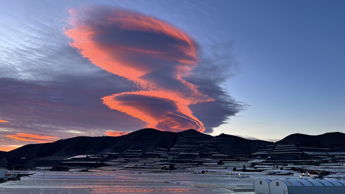BernardoRoa's tweet photo. @TRECE_es 

Bernardo Roa Guzman
bernardoroa@gmail.com

CARCHUNA  (Granada)

Está ocurriendo ahora mismo... gigantesca nube lenticular y mucho viento https://t.co/uv0RvxREX6