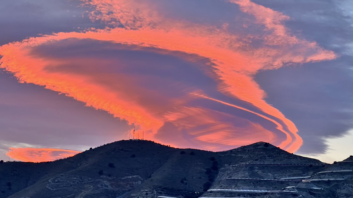 BernardoRoa's tweet photo. @TRECE_es 

Bernardo Roa Guzman
bernardoroa@gmail.com

CARCHUNA  (Granada)

Está ocurriendo ahora mismo... gigantesca nube lenticular y mucho viento https://t.co/uv0RvxREX6