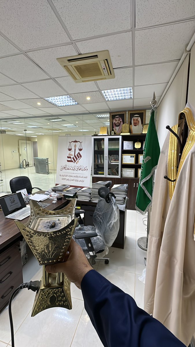 عن مهنة المحاماة

ينصح الشيخ ابن باز رحمه الله:

أنصح بعدم الاشتغال بها إلا لمن وثق من نفسه بأنه يتحرى الشرع ويعين على تحقيق الشرع وينصر المظلوم ولا يعين الظالم أما إذا كانت نفسه تميل إلى أخذ المال بحق وبغير حق وإلى مناصرة من وكله ومن جعله محاميًا عنه فهذا لا يجوز له بل يجب الحذر