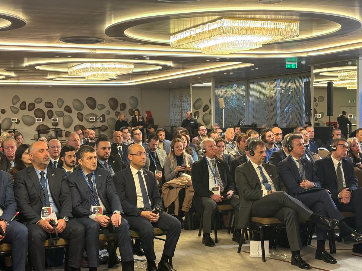 Algeria_MFA's tweet image. ترأس كاتب الدولة لدى وزير الشؤون الخارجية، المكلف بالجالية الوطنية بالخارج، السيد @SECCNE_Chaib مناصفة مع نائب وزير الخارجية اليوناني، السيد هاري ثيوهاريس، اليوم بأثينا، أشغال المنتدى الاقتصادي الجزائري-اليوناني، الذي ينعقد على هامش #الدّورة_2 للّجنة المشتركة بين البلدين.
🇩🇿🇬🇷