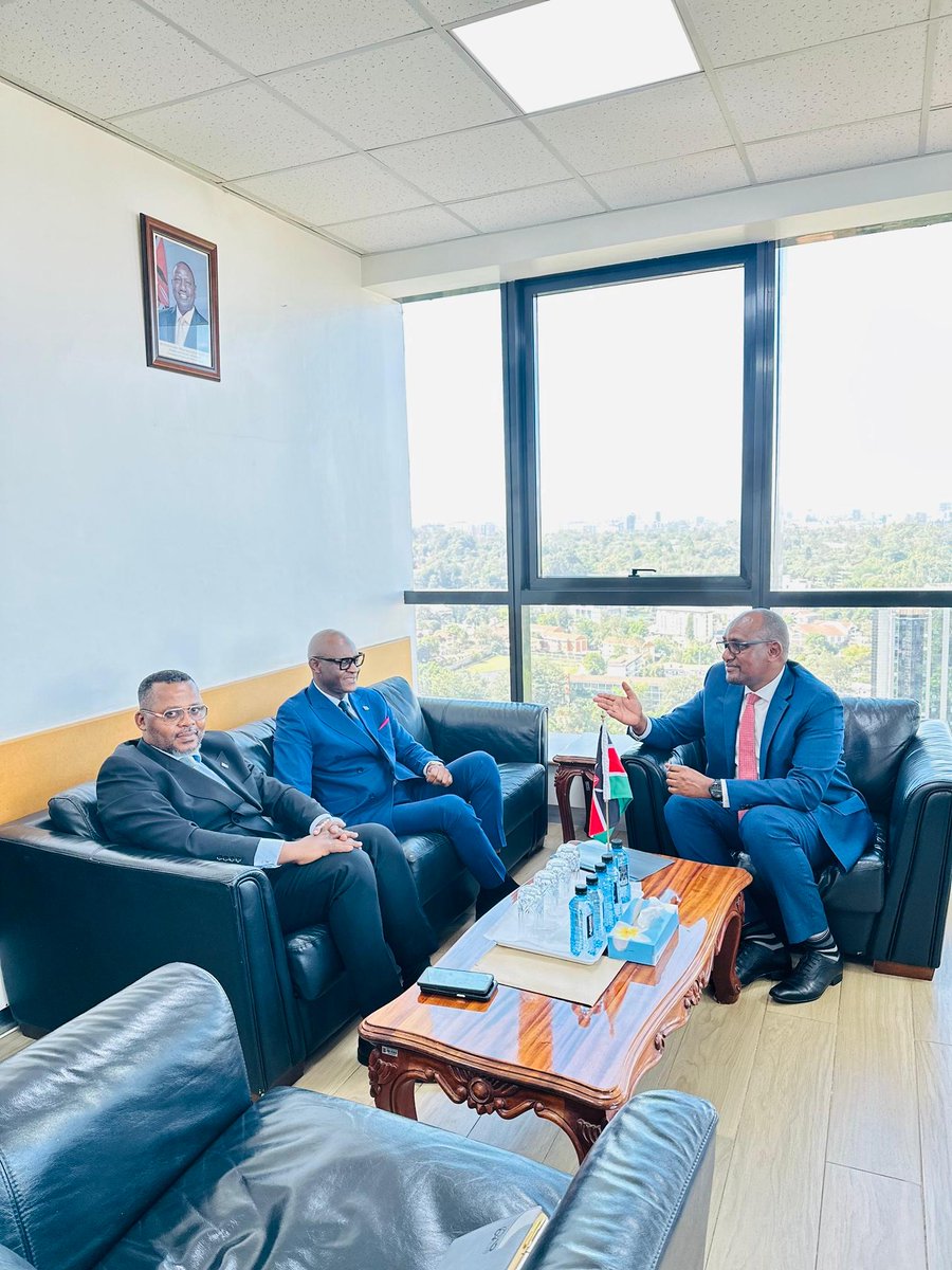 ASHAKURHUSSEIN's tweet image. I had the pleasure of hosting my good friend and colleague, Balozi David Tshishiku @Davidtsk49, Head of Mission of the Embassy of the Democratic Republic of Congo (DRC) 🇨🇩 in Nairobi, on a courtesy call. 

We exchanged views on a number of issues of mutual interest between #Kenya…