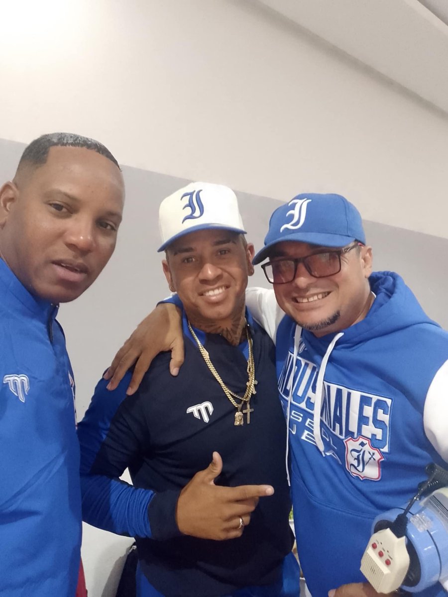 Roilancu1's tweet image. Despedimos a nuestro Equipo de #Industriales a ritmo de Conga cubana. Hasta el Hotel Tulipán llegamos con #PlazaEnElCorazón.
Arriba Leones. Ustedes son el Equipo que inspira.
Hoy es el cumpleaños cumpleaños de Alomá. Felicidades hermano. 
#LaHabanaViveEnMí 
#CubaVencerá