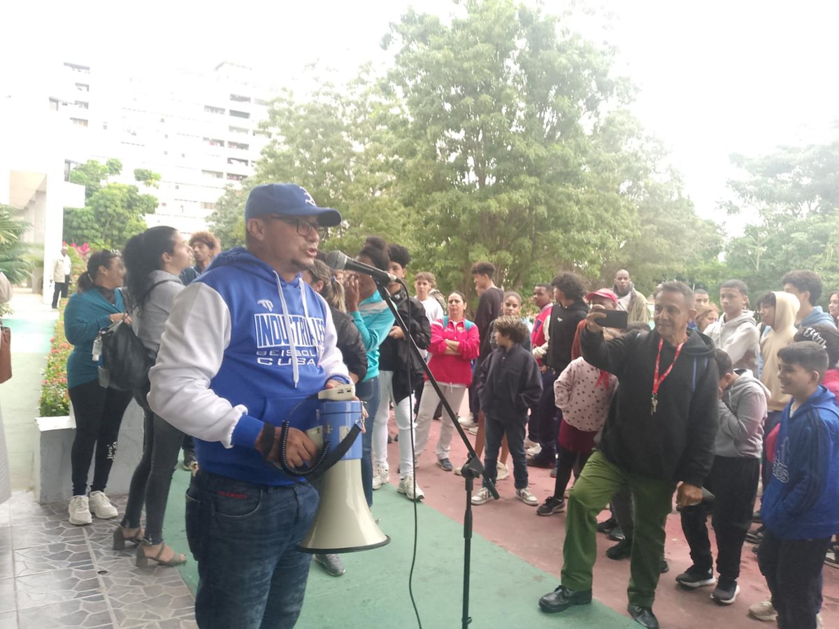 Roilancu1's tweet image. Despedimos a nuestro Equipo de #Industriales a ritmo de Conga cubana. Hasta el Hotel Tulipán llegamos con #PlazaEnElCorazón.
Arriba Leones. Ustedes son el Equipo que inspira.
Hoy es el cumpleaños cumpleaños de Alomá. Felicidades hermano. 
#LaHabanaViveEnMí 
#CubaVencerá