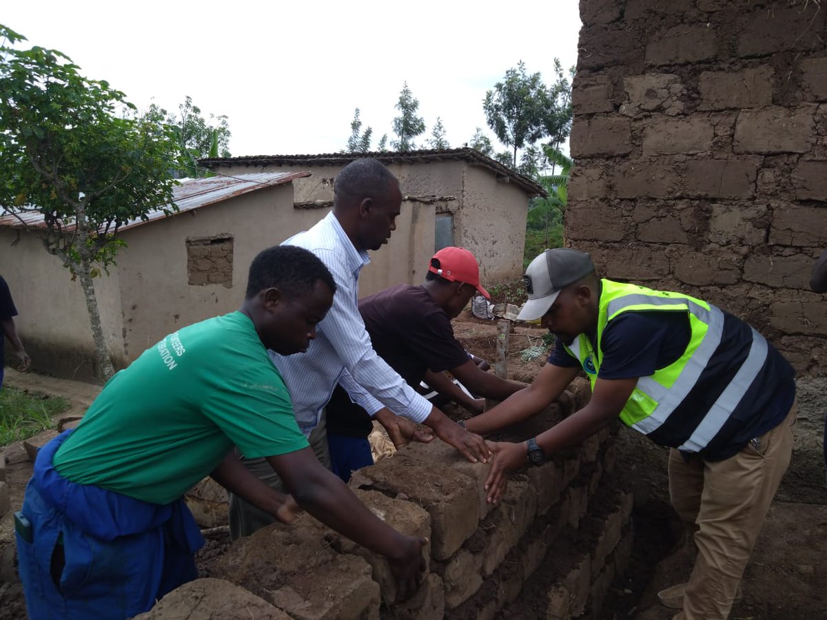 Uyu munsi urubyiruko rw'abakorerabushake ba <a href="/RwandaYouthVol1/">Rwanda Youth Volunteers</a> bo mu karere Ka <a href="/RuhangoDistrict/">Ruhango District</a> twakoze ibi
💠 Hatuzwe amatafari  ajyanwa kucyubakwa
💠 Kubaka akarima k'igikoni no  guteramo  imboga
💠 Kubaka no Kuzamura  urugo
 Gukunda igihugu nihame nihame Kandi Dukomeyeho🇷🇼💪🏿