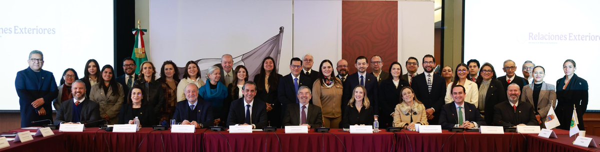 SRE_mx's tweet photo. 📸 Esta mañana, en la @SRE_mx, el canciller Juan Ramón de la Fuente encabezó la Asamblea General de la Asociación Mexicana de Oficinas de Asuntos Internacionales de los Estados (@Amaie_Mexico), en donde destacó la necesidad de seguir fortaleciendo la coordinación con las entidades federativas:

"El interés de la Secretaría de Relaciones Exteriores es que podamos sumar de una manera más coordinada y más eficiente los múltiples esfuerzos que se hacen a nivel local, a nivel estatal, a nivel regional, por vincularse de manera cada vez más eficiente con el ámbito internacional en aspectos que tienen que ver con comercio, con cultura, con deporte, con política, con diplomacia, con ciencia y tecnología, innovación, entre otros", señaló el canciller De la Fuente. 

Durante el evento se realizó el informe de la coordinación saliente, así como un reconocimiento institucional y la elección de la Coordinación Nacional 2026–2027, integrada por los estados de Nuevo León, Aguascalientes y Campeche.

🇲🇽🤝🌎

Comunicado:
https://t.co/GIsJjLpdvl