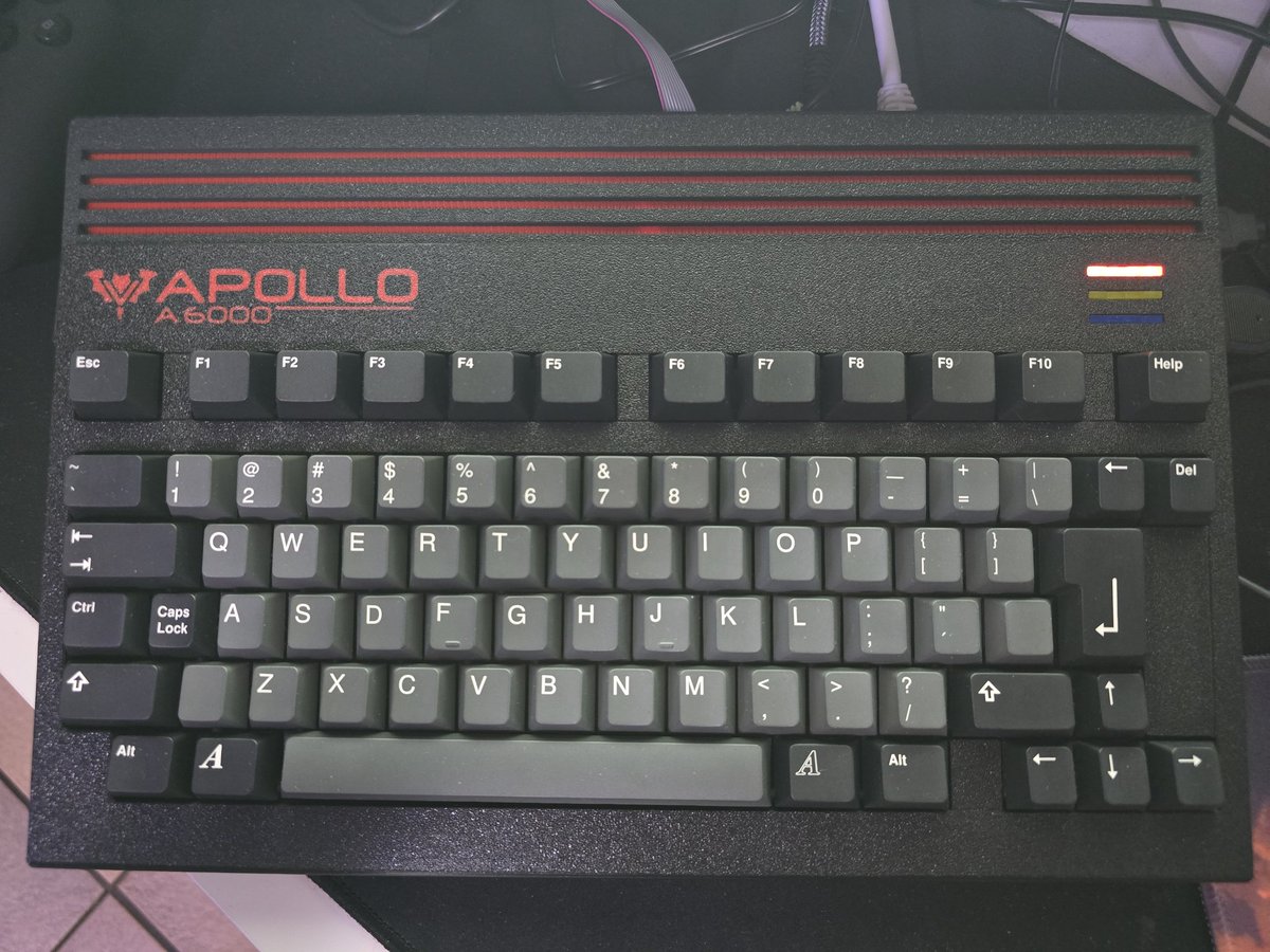 Aftonstjaerna's tweet photo. I går anlände äntligen datorn jag beställde i oktober. Och vilken dator det var sen då! Den heter A6000 och är en amigakompatibel dator, inspirerad starkt av Amiga 600ans utseende. 

Och den är helt fantastisk att använda. https://t.co/pzeY1ZSR7M