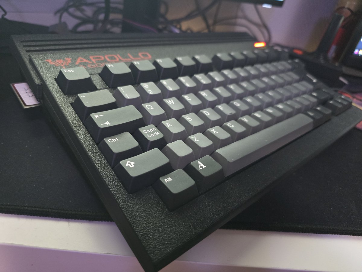 Aftonstjaerna's tweet photo. I går anlände äntligen datorn jag beställde i oktober. Och vilken dator det var sen då! Den heter A6000 och är en amigakompatibel dator, inspirerad starkt av Amiga 600ans utseende. 

Och den är helt fantastisk att använda. https://t.co/pzeY1ZSR7M