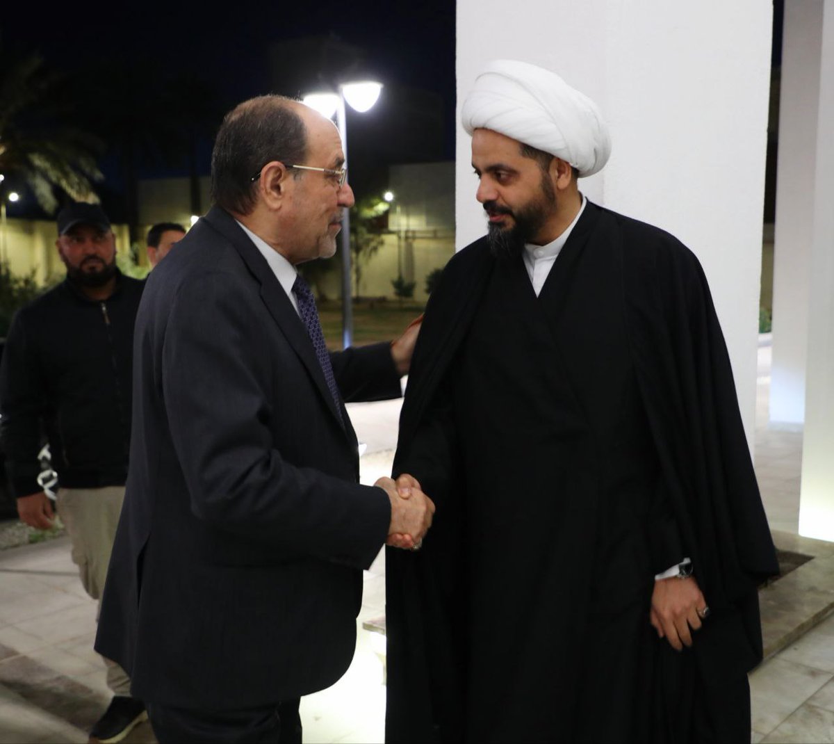 استقبلَ الأمينُ العام لحركةِ عصائبِ أهلِ الحق، سماحة الشيخ قيس الخزعليّ، في مكتبِه ببغداد، اليومَ، رئيسَ ائتلافِ دولةِ القانونِ السيّد نوري المالكي.

وتناولَ اللقاءُ آخرَ التطوّراتِ على الساحتين السياسيّة والأمنيّة في البلاد، مع التشديدِ على ضرورةِ صونِ الاستقرارِ الداخليِّ،