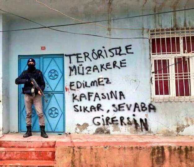 jitemci's tweet photo. Pkk'lı vatansız köpekleri tanıyan tanır, hala tanımayanlar içinse yeniden hatırlatmakta fayda var, teröristi muhatap alırsanız bugün bayrağa saldırır, yarın daha fazlasını yapmak için fırsat kollar. Anladıkları tek bir dil vardır, o da sarı torba. 
#TürkBayrağı #Nusaybin https://t.co/y6XQYZPf0e