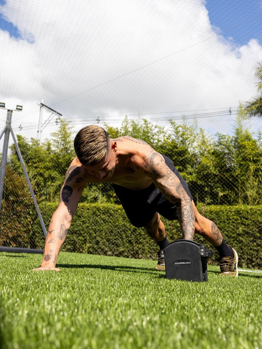 jamesdrocol10's tweet photo. James Rodríguez, sigue en su puesta a punto trabajando Russian twists con peso para activar oblicuos y abdomen, y plancha con apoyo en mancuerna para mejorar fuerza, control y equilibrio. 💪🏻🔟 @jamesdrodriguez #James10 https://t.co/dN9xE0FrGk