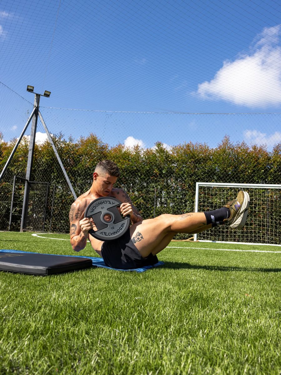 jamesdrocol10's tweet photo. James Rodríguez, sigue en su puesta a punto trabajando Russian twists con peso para activar oblicuos y abdomen, y plancha con apoyo en mancuerna para mejorar fuerza, control y equilibrio. 💪🏻🔟 @jamesdrodriguez #James10 https://t.co/dN9xE0FrGk