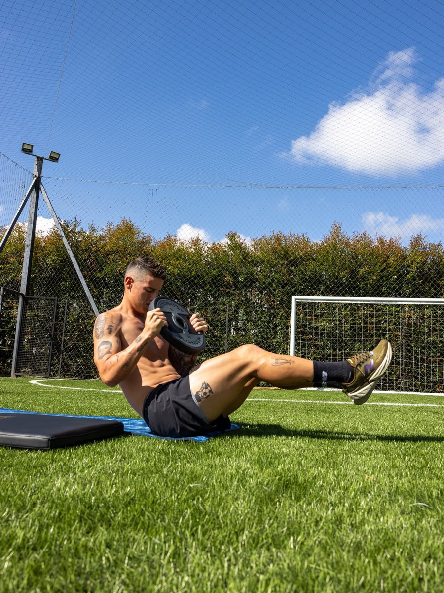 jamesdrocol10's tweet photo. James Rodríguez, sigue en su puesta a punto trabajando Russian twists con peso para activar oblicuos y abdomen, y plancha con apoyo en mancuerna para mejorar fuerza, control y equilibrio. 💪🏻🔟 @jamesdrodriguez #James10 https://t.co/dN9xE0FrGk