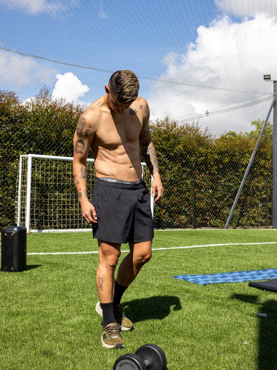 jamesdrocol10's tweet photo. James Rodríguez, sigue en su puesta a punto trabajando Russian twists con peso para activar oblicuos y abdomen, y plancha con apoyo en mancuerna para mejorar fuerza, control y equilibrio. 💪🏻🔟 @jamesdrodriguez #James10 https://t.co/dN9xE0FrGk