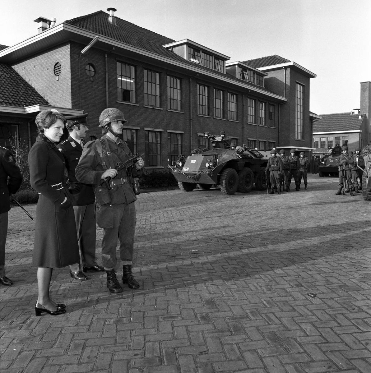 hinfelaar's tweet photo. Ik als 20-jarige bij 13 Painfbat in Schalkhaar: geen Excel, purpose-praat of stakeholderdialogen.
Wel patronen, granaten, brandstof en logistiek die meereden, binnen 48 uur richting Noord-Duitsland.
Je kunt prima gelijk hebben (zonder V.S. munitie), maar houdt dat stand? https://t.co/homkTiMtVo