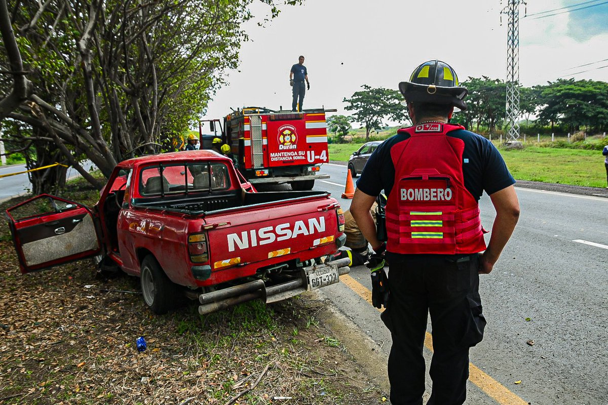 BomberosDuran's tweet photo. 🚨🚒 Intervención especializada en la vía Durán–Boliche.
Tras alerta del ECU-911, nuestro personal ejecutó evaluación 360°, control de riesgos y maniobras de extricación vehicular, logrando la extracción de una víctima.

 #SiempreListos #RescateVehicular #ChonilloEC https://t.co/FGKN4y0JMR