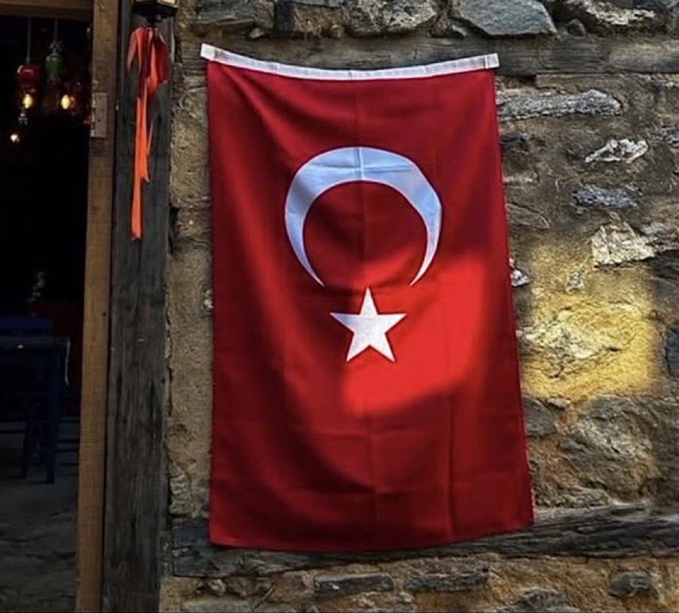 • Bir Kürt olarak söylüyorum 👇🏾

“Vatana ihanet edene, Hilalin gölgesi haram olsun…”

#Nusaybin #TürkBayrağı Bayrak 🇹🇷