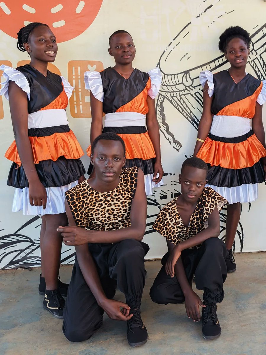 JacentRose's tweet photo. When we pass down traditions to those younger than us, we protect our identity and carry it into the future.
Culture survives because it is shared. 🌍✨
The Bumu Cultural Performers—this group of young, talented Ugandan cultural dancers—are doing exactly that. https://t.co/r0FLRIogrK