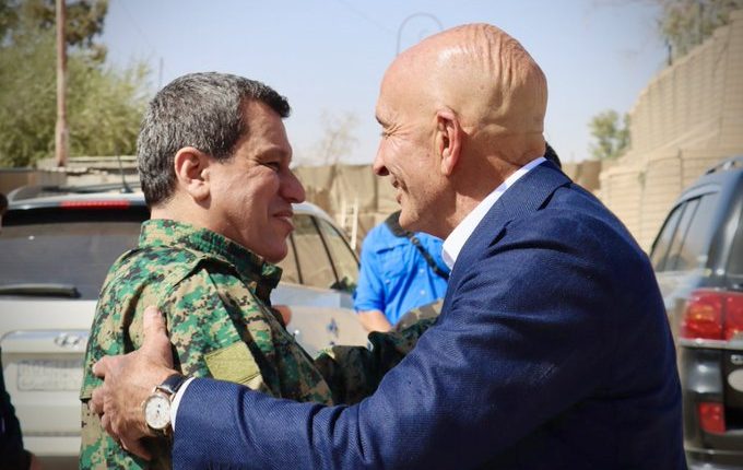 KÜRT MİLLİYETÇİLERİ KÜRT HALKININ KANINI ABD'YE SATTI:
EMPERYALİST ABD KÜRT MİLLİYETÇİLERİNİ SATTI

🔸ABD'nin Ortadoğu'dan sorumlu temsilcisi ve sömürge valisi Tom Barrack SDG'nin tasfiye edilmesine dair açıklamalarda bulundu.

🔸Daha önce Kürt milliyetçi harekete verdiği sözleri