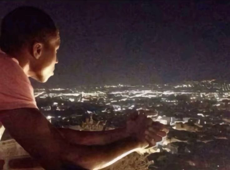 yo esperando su mensaje sabiendo que ya no es como antes y ahora parece que le obligo a hablarme