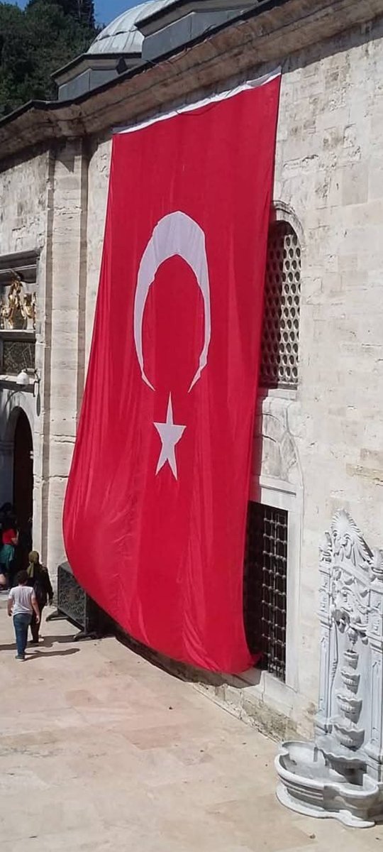 Sana benim gözümle bakmayanın,
Mezarını kazacağım.
Seni selamlamadan uçan kuşun,
Yuvasını bozacağım!.

#TürkBayrağı 🇹🇷
#BayrakNamustur