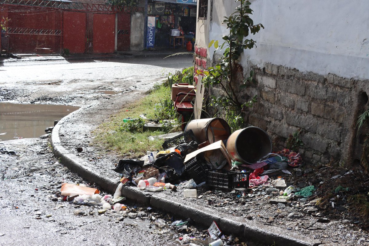 Hoy continuamos con nuestras labores de limpieza intensiva, llegando a la zona de Plaza Millennium en el Bulevar Fuerzas Armadas para atender los problemas de acumulación de basura que afecta a la capital.

Con un equipo dispuesto, retroexcavadoras y volquetas, estamos liberando