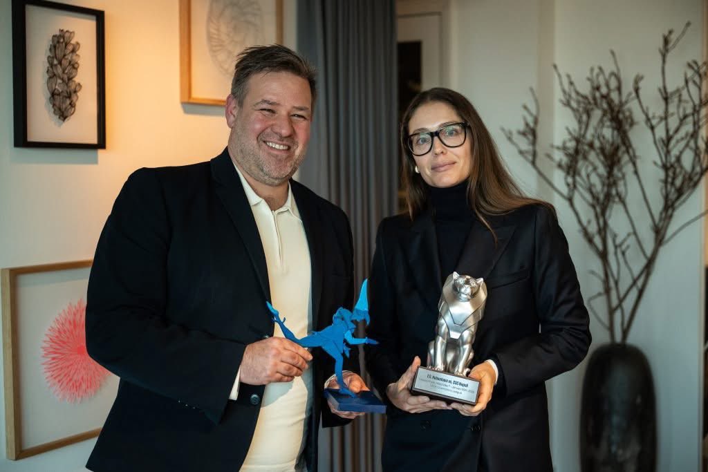 SSCNapoliBelgio's tweet photo. Les délégations officielles des 2 clubs ont participé à la réunion, conduites par Lars Seier, propriétaire du #FCCopenhague et Valentina #DeLaurentiis pour le #SSCNaples. Le délégué de l'#UEFA Rainer #Koch, ainsi que l'ambassadeur d'Italie au Danemark Giuliana del Pope. https://t.co/th2gftO4wI