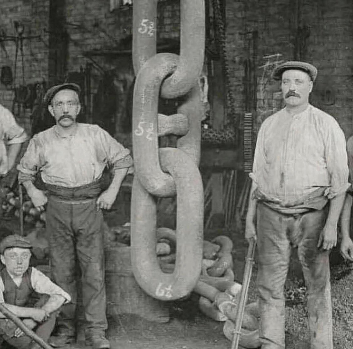 No se crea superior.
Hasta el Titanic, con acero y cadenas como estas, terminó en el fondo.