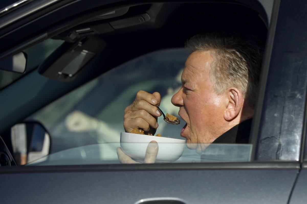 William Shatner boldly devours cereal while driving his SUV in Studio City trib.al/lnacQVd
