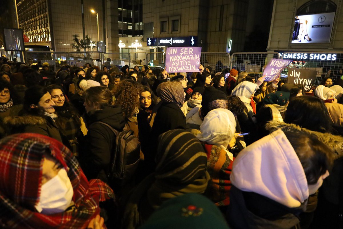 Barışa İhtiyacım Var Kadın İnisiyatifi olarak şunu söylüyoruz; HTŞ makbul saymadığı her etnik ve inanç grubunu katletmeye çalıştıkça, kadınların özgürlük mücadelelerine saldırdıkça ne kimse güvende olabilir ne de demokratik bir barış gerçekleşebilir.
20 Ocak 2026/İstanbul