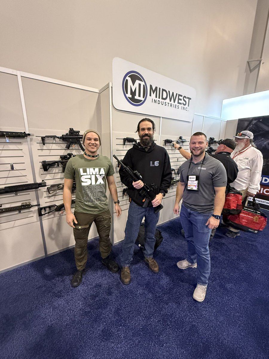 MidwestIndinc's tweet image. @L6_Underground checking out the Midwest Industries handguard on the #beltfed upper.