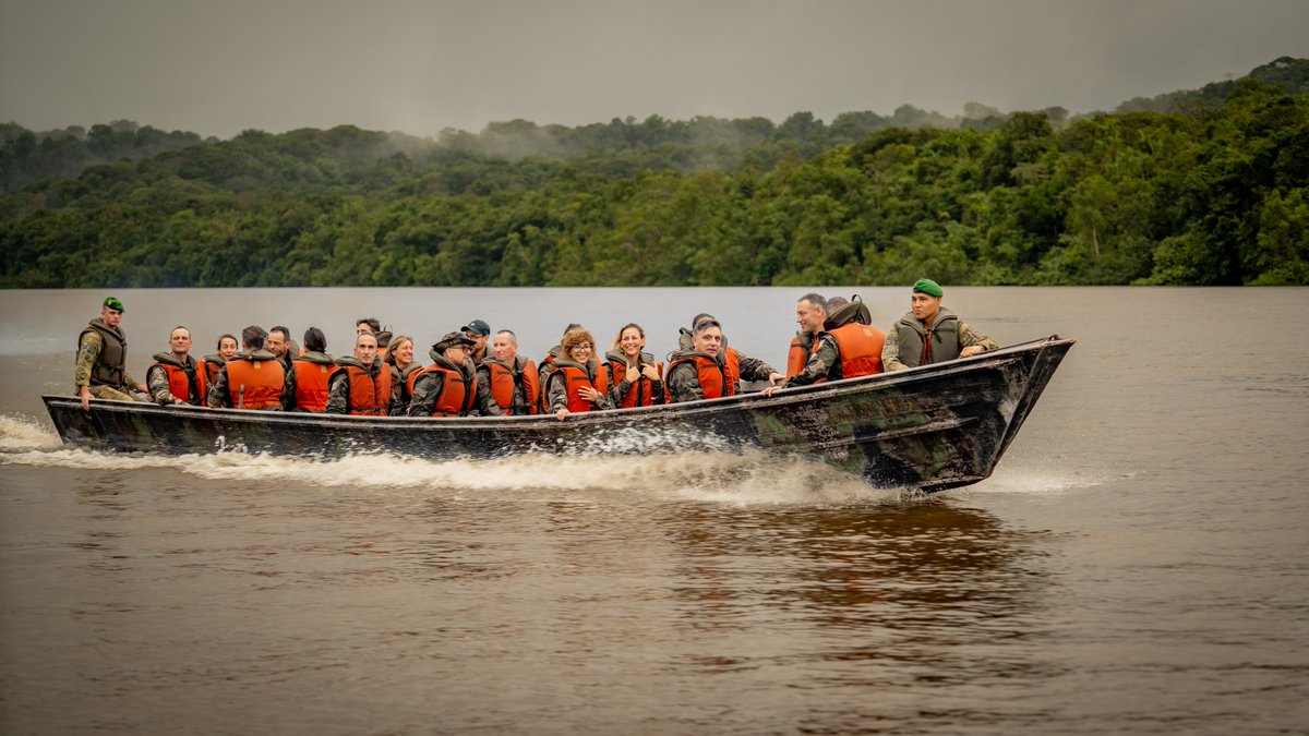 Chefdecorps3REI's tweet image. 🔰Immersion au #CEFE pour autorités militaires et responsables civils de #Guyane: 
🌳vie en forêt
🦌faune &amp;amp; flore
🥾aguerrissement 
🌃nuit en bivouac
Un week-end d’engagement pour renforcer le lien armée-nation.