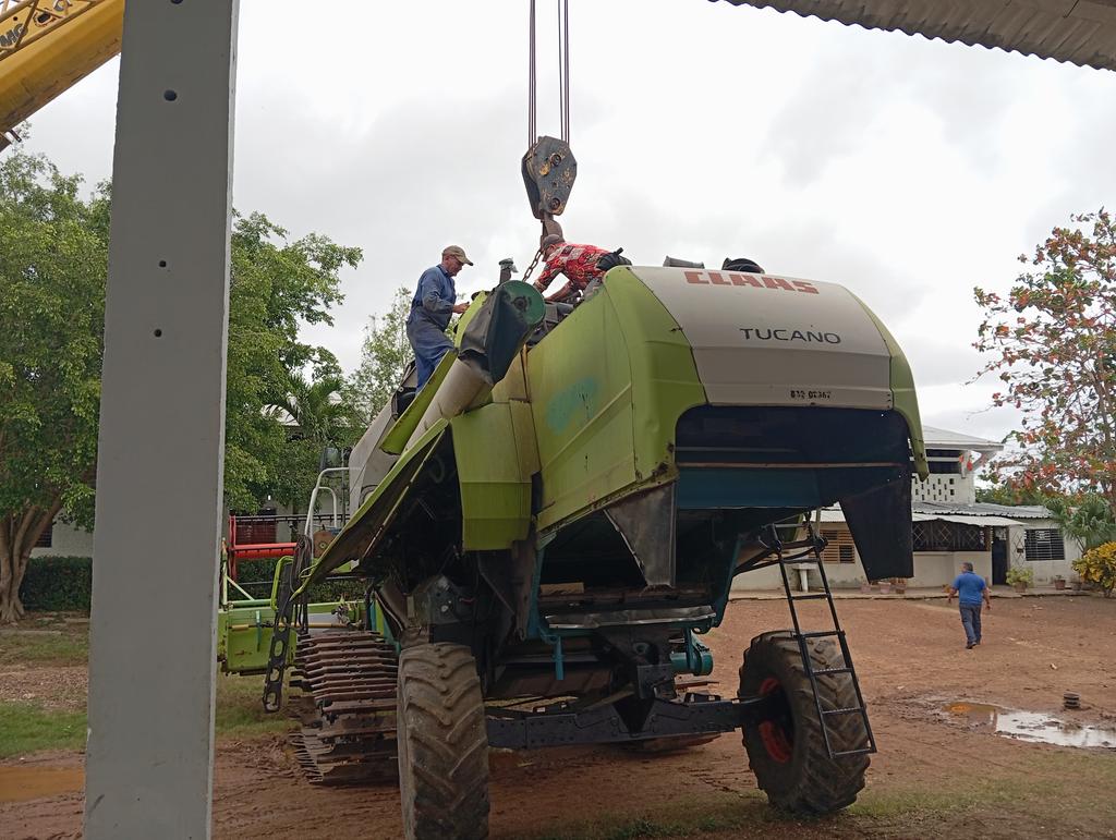 En estos momentos estamos montando le el motor a la máquina tucano  de nuestra unidad q es una máquina de alto potencial de corte