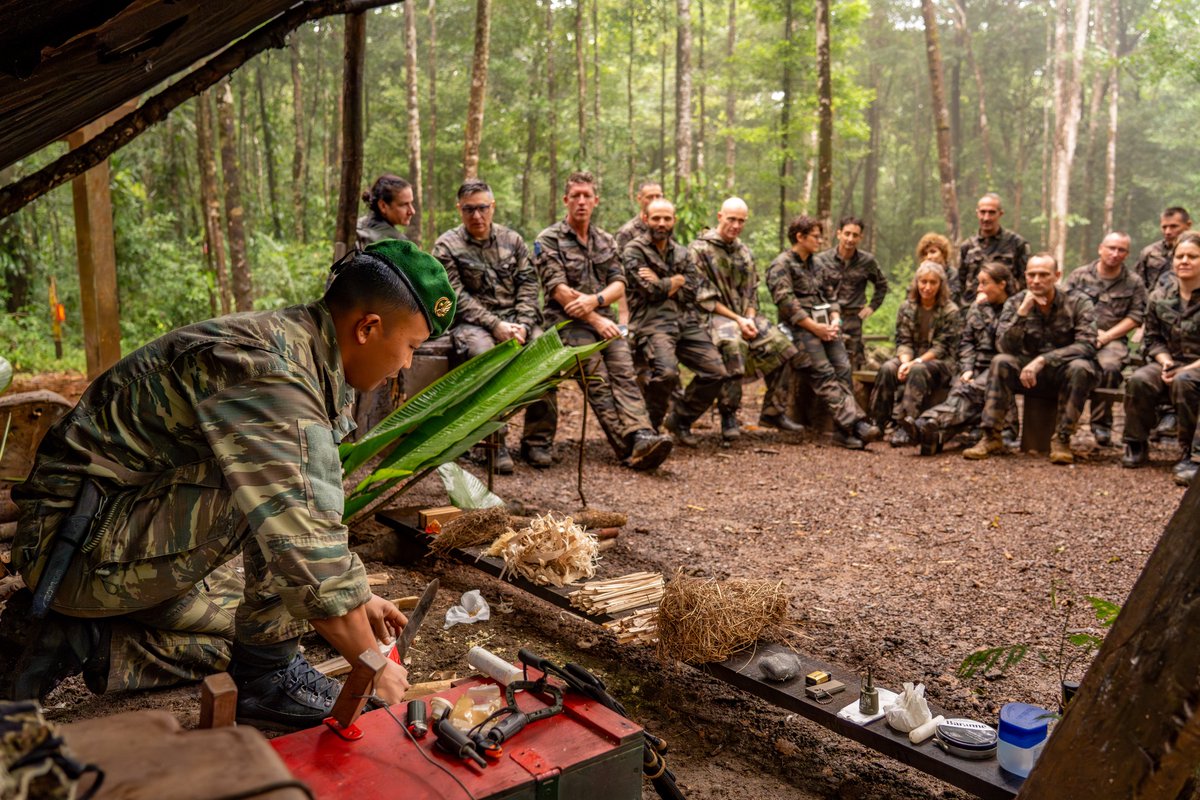 Chefdecorps3REI's tweet image. 🔰Immersion au #CEFE pour autorités militaires et responsables civils de #Guyane: 
🌳vie en forêt
🦌faune &amp;amp; flore
🥾aguerrissement 
🌃nuit en bivouac
Un week-end d’engagement pour renforcer le lien armée-nation.