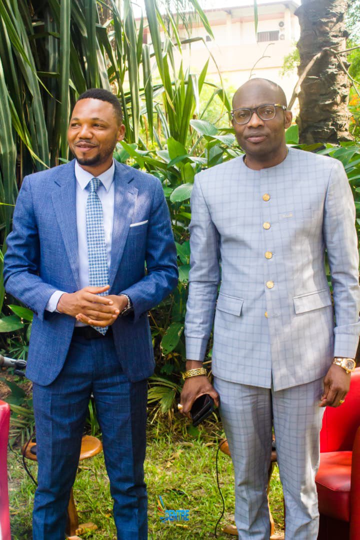 KimKimuntu's tweet photo. 🟥TAYLOR LUBANGA répond à Mgr Fulgence Muteba (CENCO)
Sur l’affirmation selon laquelle la RDC aurait « donné ses minerais aux Américains pour 100 ans », Taylor Lubanga recadre :
« J’ai beaucoup de respect pour l’archevêque Muteba, un homme de bonne foi. Mais sur cette question, il n’a pas eu la bonne information. Il fallait lire, s’informer et comprendre les contenus des accords avant de parler. »
Lubanga précise qu’il ne s’agit pas d’un bradage, encore moins d’un commerce d’État à État :
« L’#Amérique, on peut lui reprocher beaucoup de choses, mais jamais la corruption ni le bradage des ressources des États. Il s’agit ici de sociétés américaines, pas de l’État américain. Leur logique est commerciale, pas étatiste, et orientée vers le mieux-être des populations. »