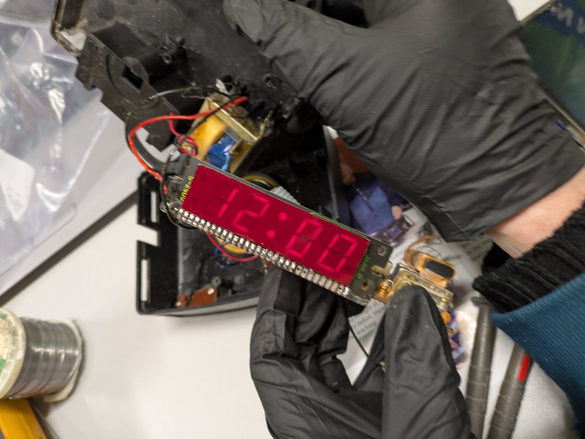 TOG_Dublin's tweet image. Some repairs do not happen in a timely manner 😅
This alarm clock from 1993 has a few broken buttons. It will take a couple of sessions to get to the bottom of it, but we will keep at it, it is a member’s favourite clock. 🔧⏰
#Repair #RightToRepair #ElectronicsRepair