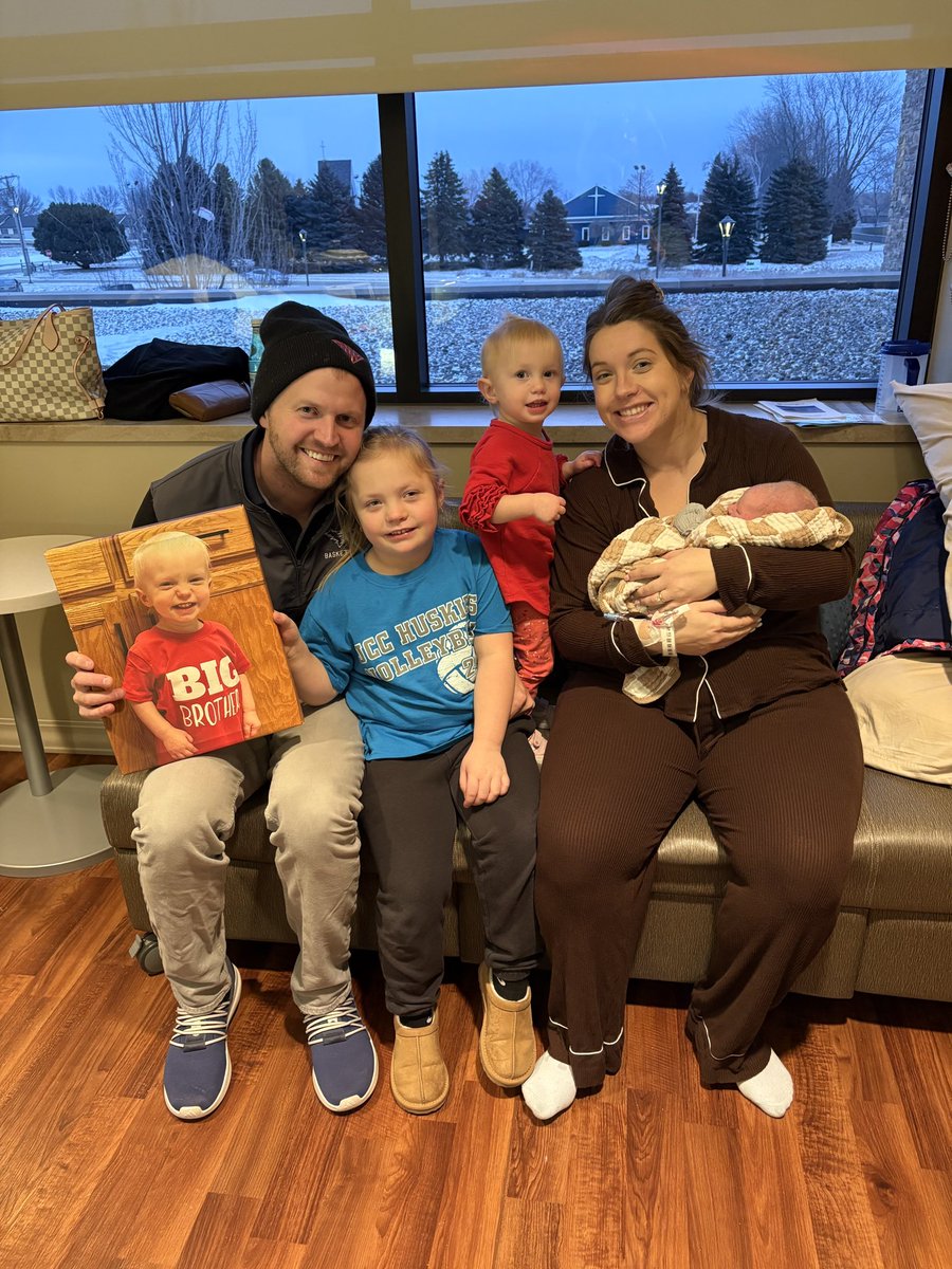 Meet the newest Husky, Griffin Mark Hein!

Born at 1:50pm yesterday. 7 lbs 8 oz

Mom and Griffin are both doing great!