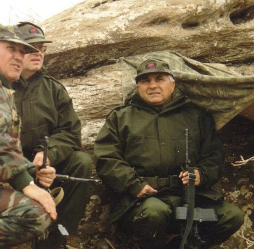 Kıbrıs'ta Türk bayrağını indirmeye çalışan  rum  için vurun emrini veren,  Hasan Kundakçı paşamız.

#BayrakNamustur 
Bunlar Kürt
Mardin'in Nusaybin
#TürkBayrağı