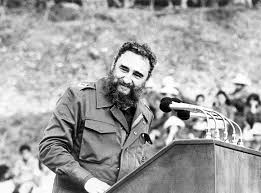 1961: Pronuncia el Comandante en Jefe Fidel Castro Ruz un discurso en el  acto celebrado frente el Palacio Presidencial para recibir a los  milicianos que se encontraban en las trincheras.#CubaViveEnSuHistoria
#TenemosMemoria, #ValleRojoSuma