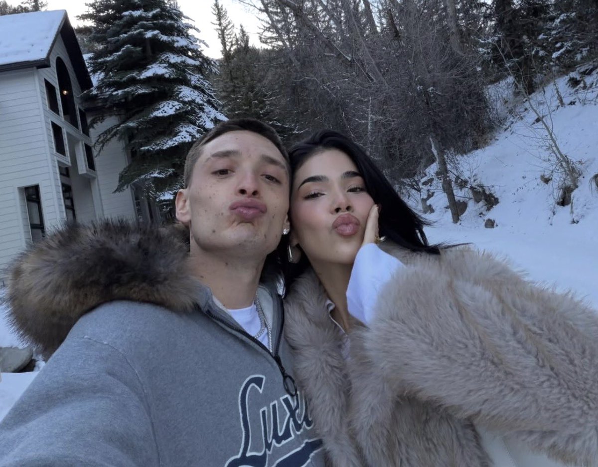 Peso Pluma, al conocer a Kenia Os, expresó:

— "Tu eres la primera mujer en la vida que me ha puesto nervioso asi y esto a mi no me pasa" tú ya deberías saber por qué 👀❤️