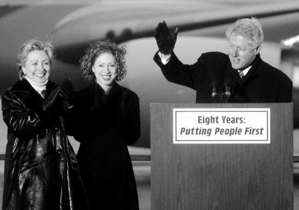 25YearsAgoLive's tweet image. Bill and Hillary Clinton are gone.

Today, they packed up, moved out of the White House, and flew away from DC.

Eight years of Clinton’s Presidency are over.