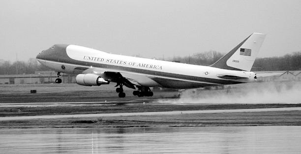 25YearsAgoLive's tweet image. Bill and Hillary Clinton are gone.

Today, they packed up, moved out of the White House, and flew away from DC.

Eight years of Clinton’s Presidency are over.