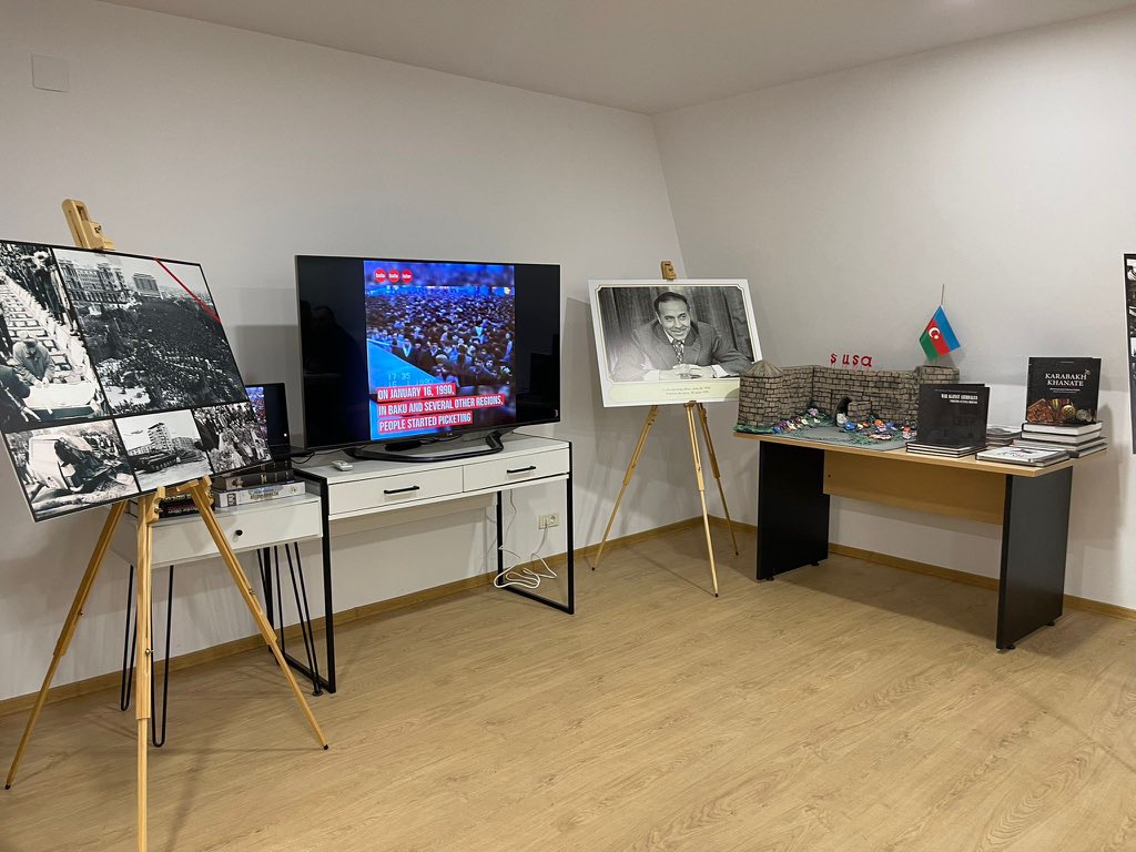 AzEmbRomania's tweet image. Today, the Embassy held a memorial ceremony for the January 20 martyrs. Ambassador Gudsi Osmanov @GudsiOsmanov noted that this tragedy remains a symbol of our nation's resilience and its historic fight for freedom.

Astăzi, la Ambasadă a avut loc o ceremonie de comemorare a…