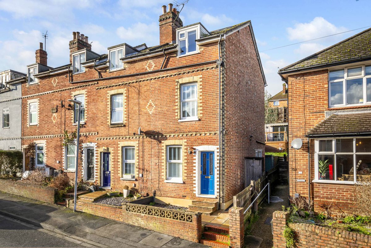 NEW LISTING IN TUNBRIDGE WELLS! OIEO £425k: Perfectly positioned 3-bedroom house with garden studio
flyingfishproperties.co.uk/property-for-s…
.
.
.
#tunbridgewells #tonbridge #bidborough #southborough #highbrooms