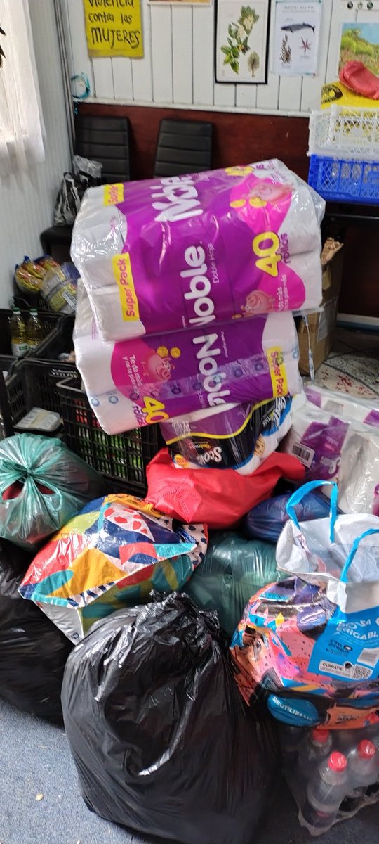 Ahora, saliendo a Las Pataguas y Puente 1 con más ayuda, agua embotellada, alimentos, medicamentos, comida animales, ropa y voluntarios, que se presentaron en la sede para ayudar a remoción de escombros. También agua en bidones para baños.
#IncendiosForestales
#Concepcion